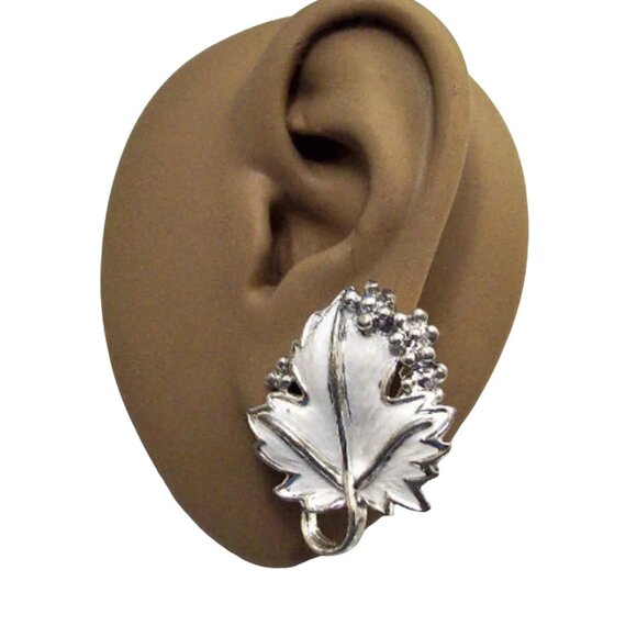 Sarah Coventry White Berry Leaf Clip On Earrings Silver Tone - Picture 3 of 5
